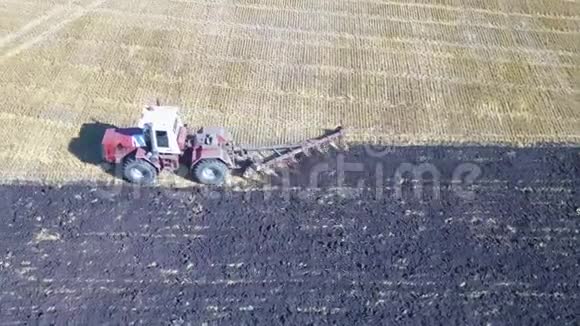 空中摄像机用拖拉机在田里种土豆直往下看视频的预览图