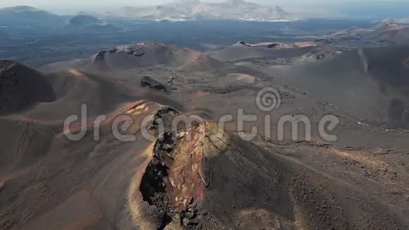 在加那利群岛兰萨罗特的蒂曼法亚公园附近的火山起飞视频的预览图