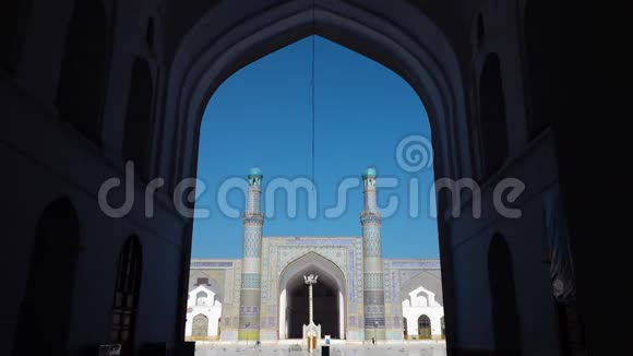 在一座美丽的清真寺里视频的预览图