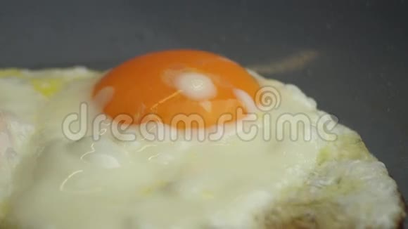 锅里煎鸡蛋视频的预览图
