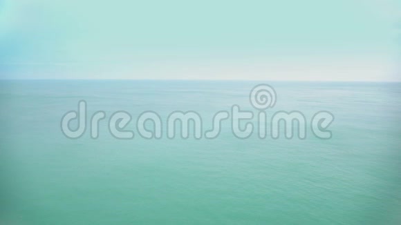 蔚蓝的大海和晴朗的天空法国美丽的Etretat小镇全景旅游视频的预览图