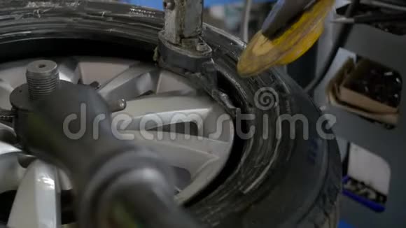 4K合爆胎是用特殊工具将轮胎从车轮上拆卸视频的预览图