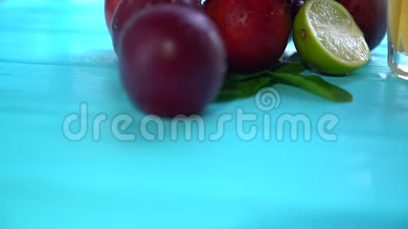 一堆装满果汁或冰沙的水果视频的预览图