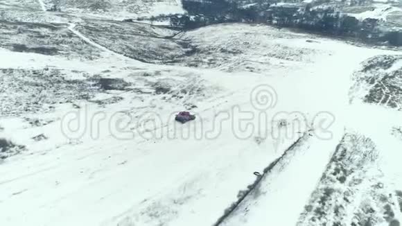 ATV汽车在雪场上行驶视频的预览图