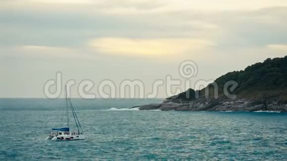 日落时分在海上的游船视频的预览图