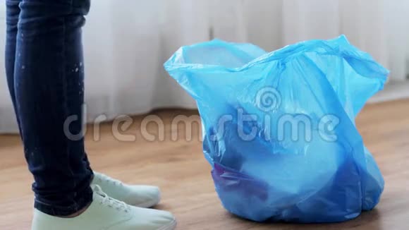 女人把包和垃圾绑在家里视频的预览图