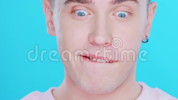 一个蓝眼睛的年轻人的特写脸视频的预览图