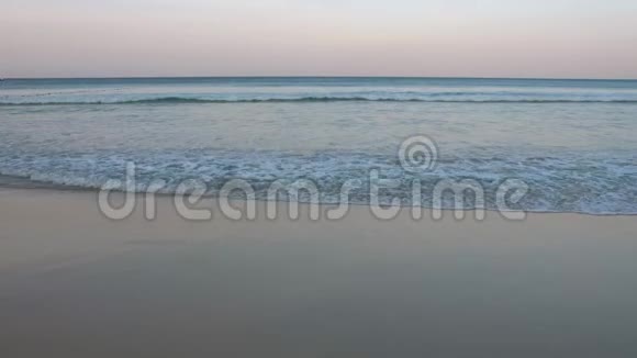 泰国普吉岛南岸沙滩海浪视频的预览图
