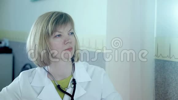 女医生的肖像医生用超声波诊断视频的预览图