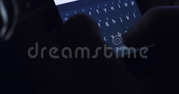 智能手机触摸屏键盘上的手写打字视频的预览图