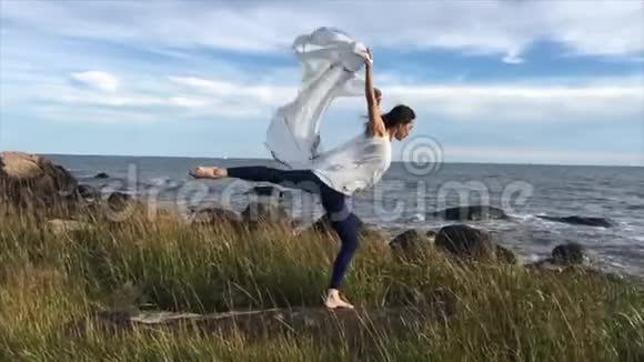 在康涅狄格州的海滩上女人用白色的布料跳舞视频的预览图