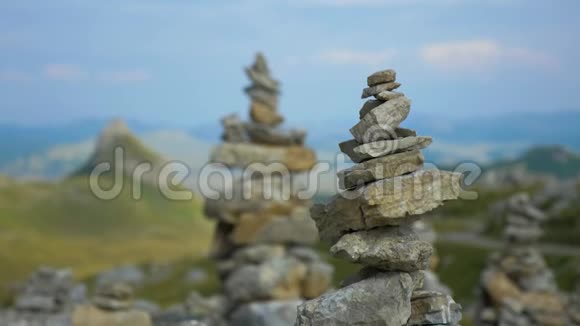 黑山杜米托山的几座美丽的岩塔视频的预览图