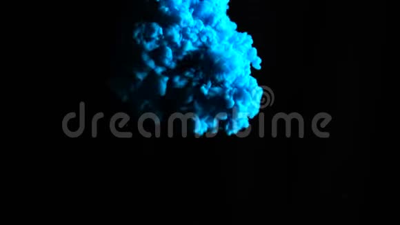 真正的蓝色油漆滴在水中缓慢的运动墨水在水下旋转黑色上孤立的墨迹碰撞视频的预览图