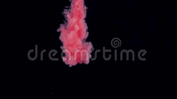真正的红色油漆滴在水里墨水在水下旋转黑色背景上孤立的墨迹碰撞云视频的预览图