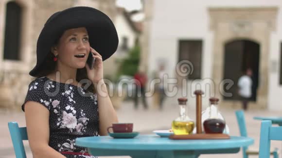 优雅的女性结束电话脸上带着微笑快乐的女人享受休息视频的预览图
