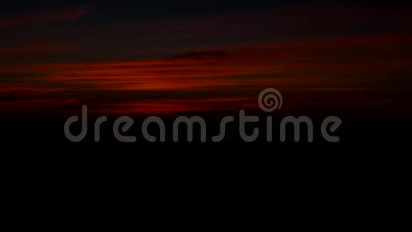 黎明前的红早天时间流逝日出前的天空早晨视频的预览图