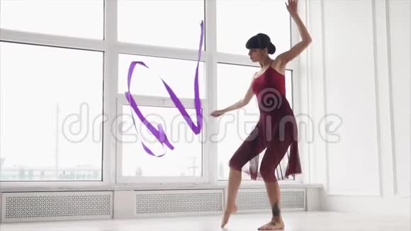 女人用丝带表演舞蹈视频的预览图