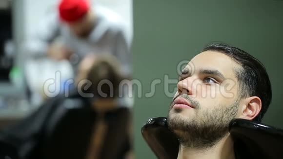 男客户在理发店洗头视频的预览图