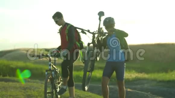 两个人骑着自行车视频的预览图