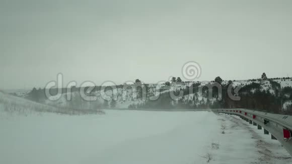 冬天的雪地路视频的预览图