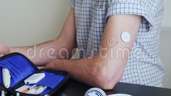 一名男子用无创血糖仪测量血糖水平视频的预览图