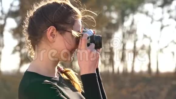 美丽的女孩在摄像机上给心爱的男人拍照视频的预览图