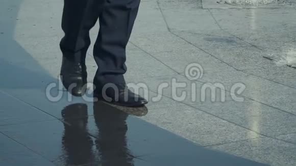 男人走在喷泉附近湿鞋特写视频的预览图