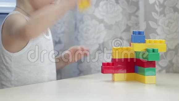 这孩子的手桌子上放着彩色的积木视频的预览图