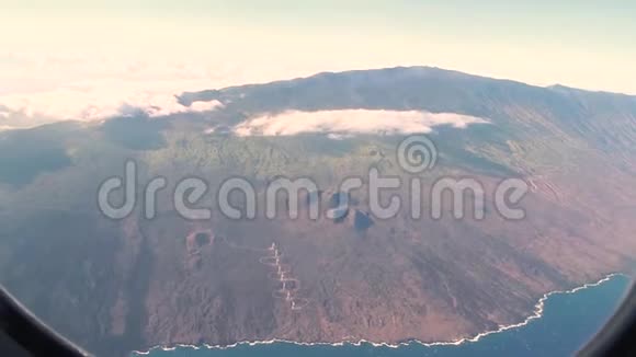 在夏威夷毛伊岛的飞机上飞行并接近机场的空中景色视频的预览图