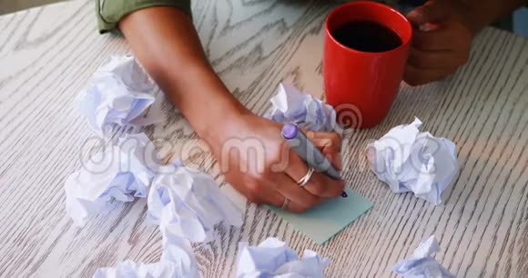 女高管在喝咖啡的时候写粘纸条视频的预览图