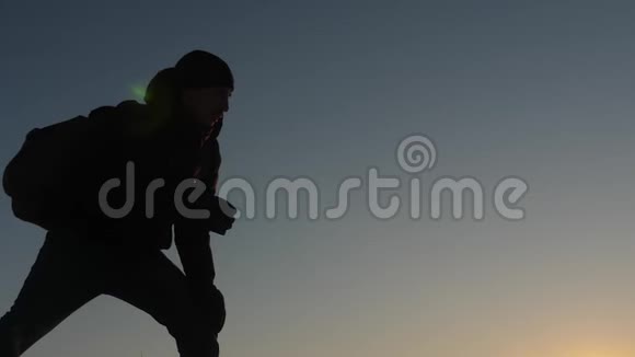 登山者向登上山顶的朋友伸出手冬天在雪山上的游客在卡曼达帮助工作视频的预览图