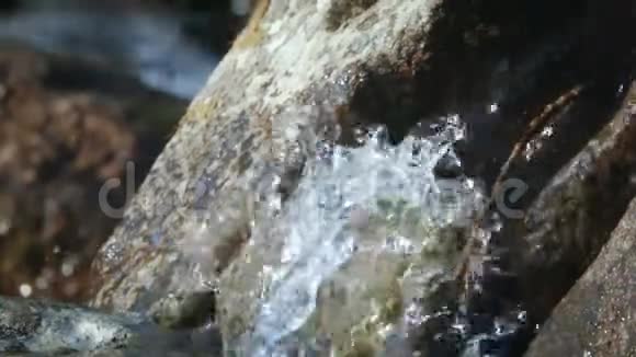干净的冰川饮用水从山上流下来视频的预览图