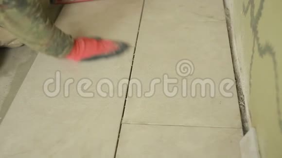 一个在地板上贴瓷砖的人视频的预览图