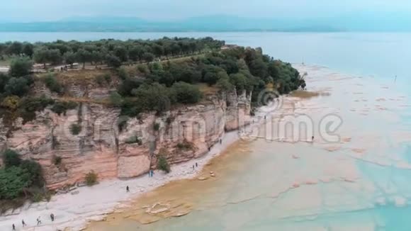 飞越壮观的岩石海岸视频的预览图
