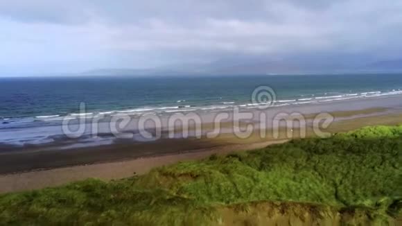 爱尔兰西海岸有令人惊叹的草状沙丘鸟瞰图视频的预览图