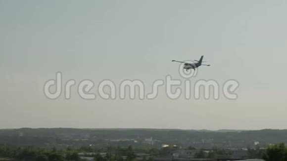 双引擎喷气式飞机在机场降落的后视图视频的预览图