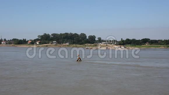 泰国农海湄公河中部的KlangNamStupa断裂遗迹视频的预览图