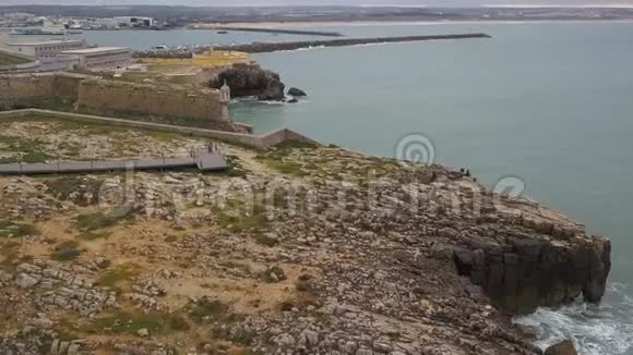 空中镜头美丽的风景洛基海岸港口和堡垒从上面在葡萄牙佩尼希4k运动质量视频的预览图