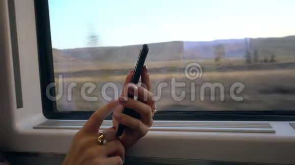 一位年轻女士在火车上用智能手机手视频的预览图