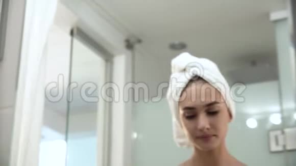 美丽的女人沐浴后镜中看浴室视频的预览图