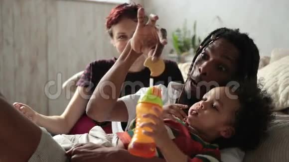可爱的小男孩从奶瓶里喝果汁视频的预览图