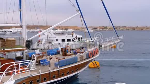 埃及码头上有漂亮游艇的港口视频的预览图