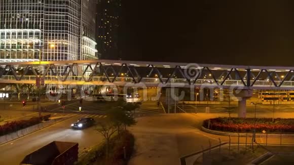 行人天桥与路人在道路上方的夜间城市背景库存行人天桥夜间步行视频的预览图