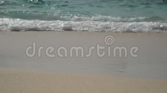 4K柔和的海浪与声音清澈的海水在白沙滩上与复制空间面积夏日海滨度假视频的预览图