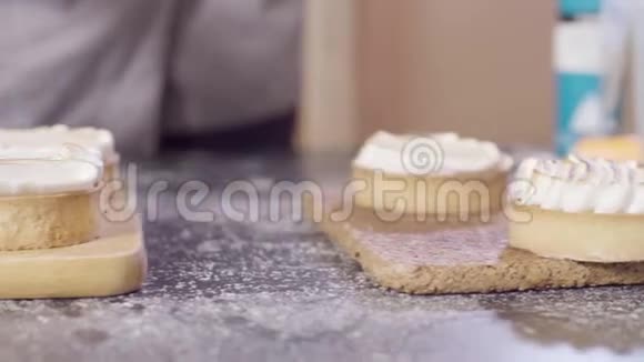 一个糖果手在馅饼上燃烧着瑞士奶油视频的预览图