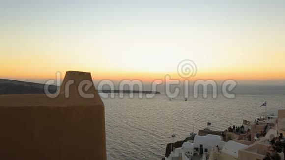 从圣托里尼岛的菲拉镇看到的美妙的日落浪漫的度假视频的预览图
