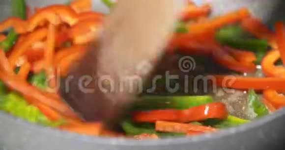 在平底锅上炒健康的蔬菜视频的预览图