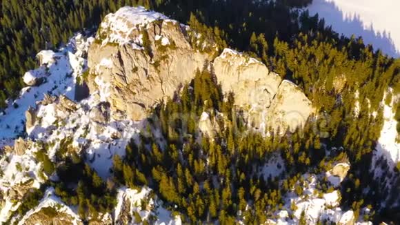 在岩石山上飞行视频的预览图