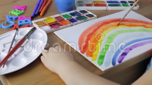 可爱的女孩画了一条彩色彩虹视频的预览图