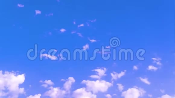 白云在蓝天上消逝视频的预览图